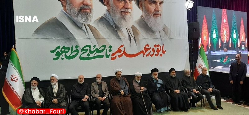 آقای خبر: تصویری از رییس جمهور، رییس مجلس، رییس قوه قضاییه در کنار فرزندان رهبرشهید در مراسم بزرگداشت چهلمین روز خاکسپاری قائد شهی