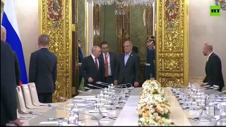נשיא רוסיה פוטין נפגש עם נשיא איראן פז'קיאן במוסקבה.