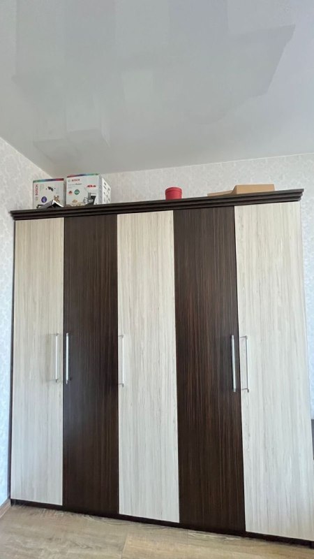 Продам комплект мебели (шкаф, тумбочка и столик с зеркалом) — фото 1