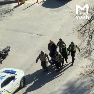 Вооружённый автоматом мужчина расстрелял людей в Киеве. Один из них погиб, ещё как минимум четверо получили ранения. Неадекват спрятался в супермаркете "Велмарт" на Голосеевском проспекте и взял покупателей в заложники. Магазин окружён полицейскими.❗️ Не г