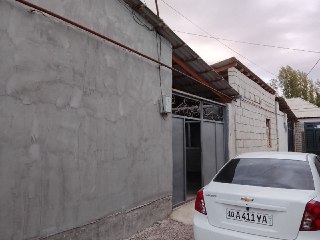 4 sotix 5 xonali uy sotiladi