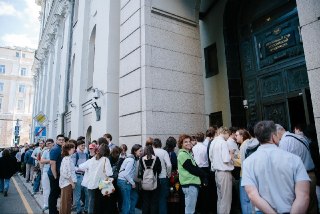Полиция начала вызывать в отдел людей, которые пришли поддержать «Яблоко» у Верховного суда, и угрожать им административными деламиСотрудники полиции 15 августа позвонили москвичу, который приходил к зданию Верховного суда во время рассмотрения иска о снят