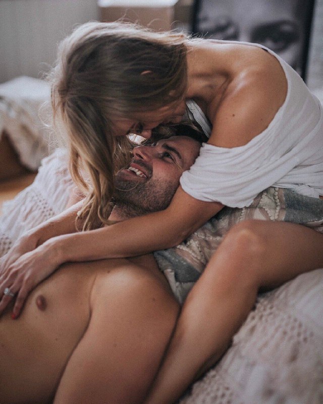 🫦🧿️️️❤️ عشـقـو عـاشـقـی ❤️🧿🫦: 💋💋:💋💋ناز پروده ے عشق تو شدم جان منےدرد خود با کہ بگویم کہ تو درمان منےدین و دنیا و همہ هستی منرفتہ بہ بادهیچ سرمایہ مرا