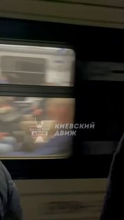 נוסעים בקייב מנסים לחצות את ה-דנייפר, אך העיר עומדת בפני כאוס תחבורתי כלי תקשורת מקומיים מדווחים על קהל עצו…