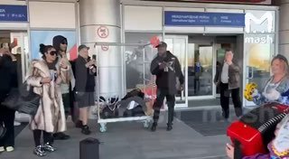 Рэпер Flo Rida прилетел в Москву на частном джете — ради первого тура по России. Во Внуково его встречали как надо: икра, коньяк, бородинский хлеб, народный ансамбль и русская версия хита Low.По данным Mash, музыкант добирался из мексиканского Канкуна чере