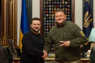 Бывший главком ВСУ Валерий Залужный сказал Зеленскому о своем намерении участвовать в президентских выборах, сообщают источники «Украинской правды».По их словам, Зеленский спросил у Залужного: «Если выборы состоятся осенью, будете ли вы баллотироваться?», 