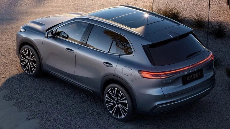 Geely готовит к российскому дебюту гибридный кроссовер 2