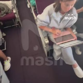 Образцовое культурное и безопасное поведение пассажирки на рейсе Доха — Москва: она сложила ноги на голову впереди сидящей соседке, потому что та откинула сиденье назад.Бортпроводники авиакомпании Qatar Airways уговорили разозлённую барыню быть поскромнее 