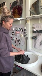 Оригинальные часы своими руками Винные пробки и эпоксидная смола превращаются в эффектные настенные часы с тёплой атмосферой. Дизайн и ремонт Pleas... - изображение 1 - часы, telegram, view
