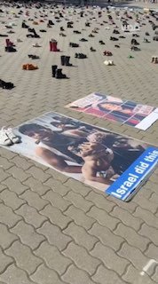 משמרת התקיימה בכיכר אלכסנדרפלאץ בברלין לאות הזדהות עם רצועת עזה, בה הונחו מאות נעליים ותמונות של ילדים ונפג…