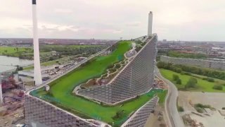 CopenHill in Copenhagen turns waste into energy for 100,000 homes while hosting a 450 meter ski slope and one of the world’s tallest climbing walls.Did you know? 🎓