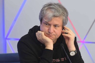 Суд заочно приговорил кинокритика Антона Долина к году лишения свободы по делу о нарушении порядка деятельности иноагента.