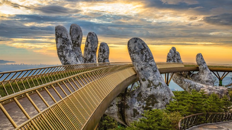 A walk among the cloudsGolden Bridge, Bà Nà Hills, Da Nang, Vietnam (© Hien Phung Thu/Shutterstock)
