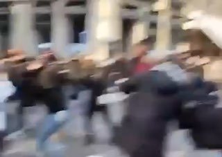 נחמד. התושבים המקומיים כבר לא יכולים לסבול את המתרחש ויצאו לרחובות כדי לפזר את המתפרעים.
