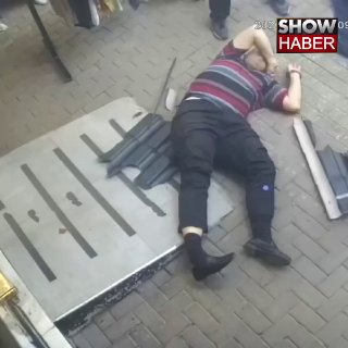 גבר בן 45 נפל מהקומה השלישית בעת שניסה לחלץ חתלתול תקוע בבורסה, טורקיה, ב-22 באוקטובר. שאהין טצ'אן איבד את…