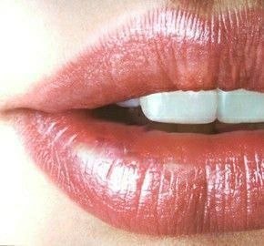 پزشک زناشویی 🔞: 👈یک حقیقت درباره لب این است که لبها ۱۰۰ برابر حساستر از نوک انگشتان دست هستند. حتی حساسیت اندام تناسلی نیز به اندازهی