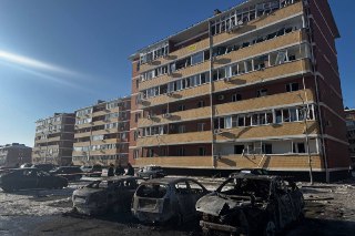 Под завалами дома в Адыгее нашли человеческие останки. Вероятно, на здание упала российская ракета ПВОФрагменты человеческого тела были обнаружены при разборе завалов жилого дома в ауле Новая Адыгея, сообщил глава республики Мурат Кумпилов.«Для установлени