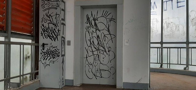 В переходе через Лихачёвское шоссе к бульвару Воздухоплавателей всё изрисовали.