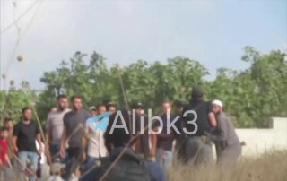 מראות הרגעים הראשונים בהם תפס הפלסטיני את נשקו של החייל ישראלי והרג אותו במקום
