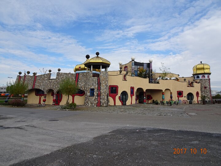 瑞士東北邊靠奧地利邊境的小城鎮Thal有一座百水先生的精彩作品Markthalle Altenrhein