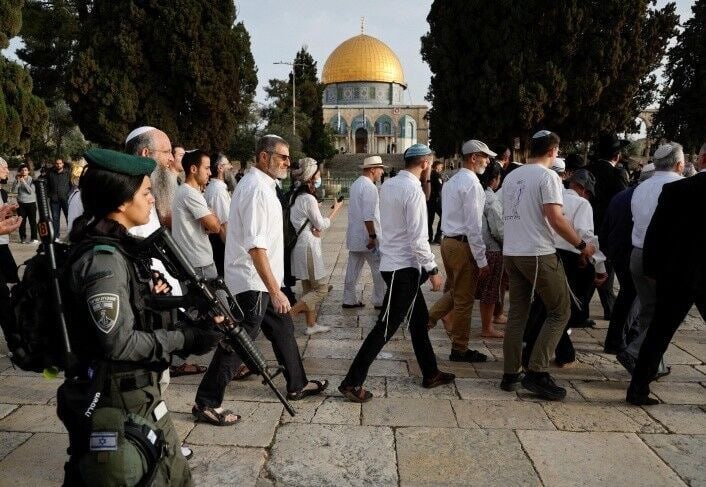 🔸 התקפת יותר ממאה מתנחלים ציונים במסגד אל-אקצא