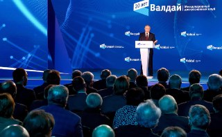 Ежегодное заседание Валдайского клуба перенесено из Сочи в Подмосковье из-за угрозы ударов беспилотниками, рассказали четыре источника Financial Times.Мероприятие пройдет с 28 сентября по 1 октября. На сайте клуба указано, что оно состоится в Московской об