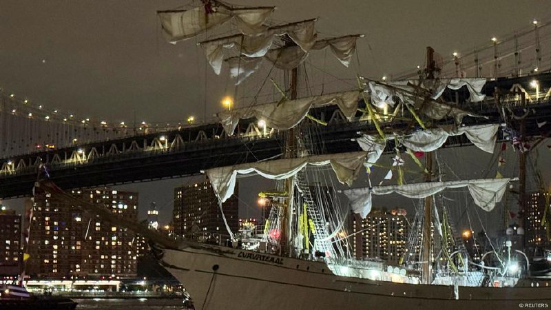 US: Mexican Navy ship crashes into Brooklyn Bridge
