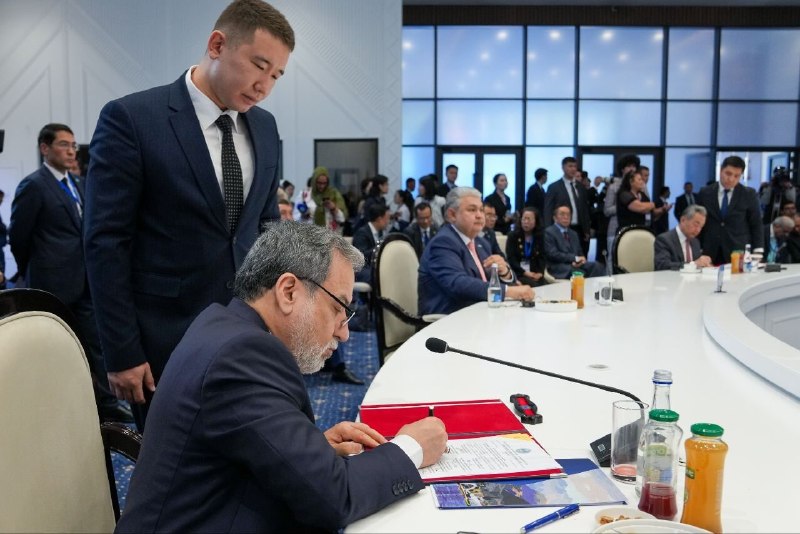 חתימה על 25 מסמכים בצורה של 9 החלטות של שרי החוץ של ארגון שנחאי
