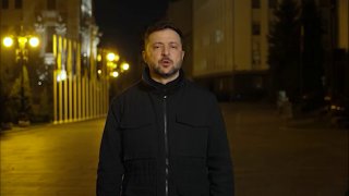 Андрей Ермак подал в отставку. В ходе сегодняшних обысков выяснилось — глава Офиса президента Украины завязан с кооперативом "Династия", одним из каналов украинской власти по отмыву денег.На след замутов вышли через записи из кабинета фигуранта дела "Мидас