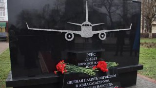 ⚡️ В Грозном открыли мемориал погибшим при крушении рейса AZAL в Актау. Повреждения ракетой ПВО пассажирский борт получил при попытке сесть в Чечне год назадМемориальную плиту погибшим при крушении рейса «Азербайджанских авиалиний» (AZAL) открыли сегодня в