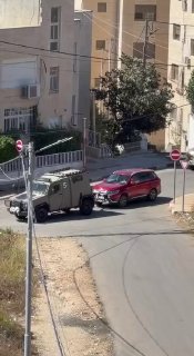 The occupation army seizes the vehicle of the perpetrator of the shooting attack after arresting a wounded man from the H Clinic hospital in the Almasayef neighborhood in Albir.