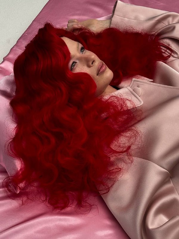 Отсняли красивую историю к 14 февраля 💘Как вы уже поняли — не обошлось без парика. Съемка проходила почти вся лежа, и для того, чтобы избежать побега парика с торчащими из-под него волосками, я изолировала волосы шапочкой и работала с гримерным клеем.По-моему, выглядит очень аккуратно и надежно, а вам как?Отсняли красивую историю к 14 февраля 💘Как вы уже поняли — не обошлось без парика. Съемка проходила почти вся лежа, и для того, чтобы избежать побега парика с торчащими из-под него волосками, я изолировала волосы шапочкой и работала с гримерным клеем.По-моему, выглядит очень аккуратно и надежно, а вам как?