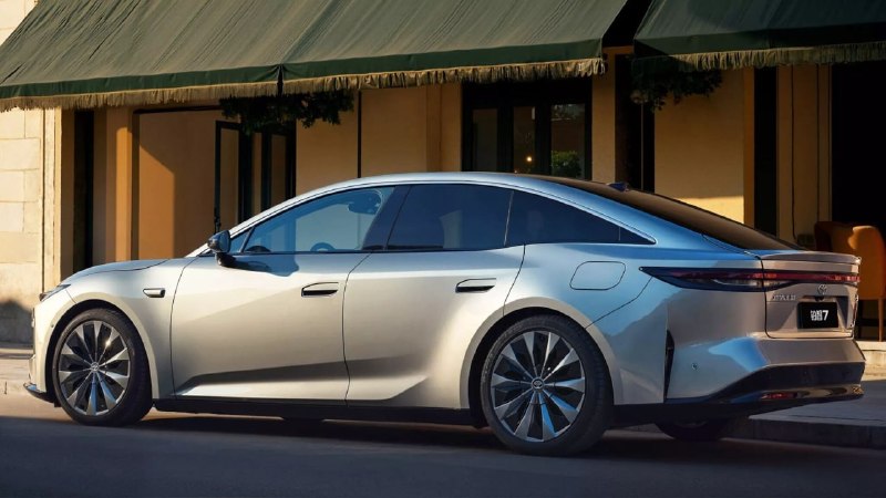 Toyota начала продажи большого электроседана bZ7 2