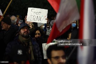 В результате протестов в Иране погибли не менее 544 человек, утверждает иранская правозащитная организация HRANA.В их числе 483 протестующих, 47 военнослужащих или сотрудников правоохранительных органов, один чиновник, восемь несовершеннолетних, а также пя