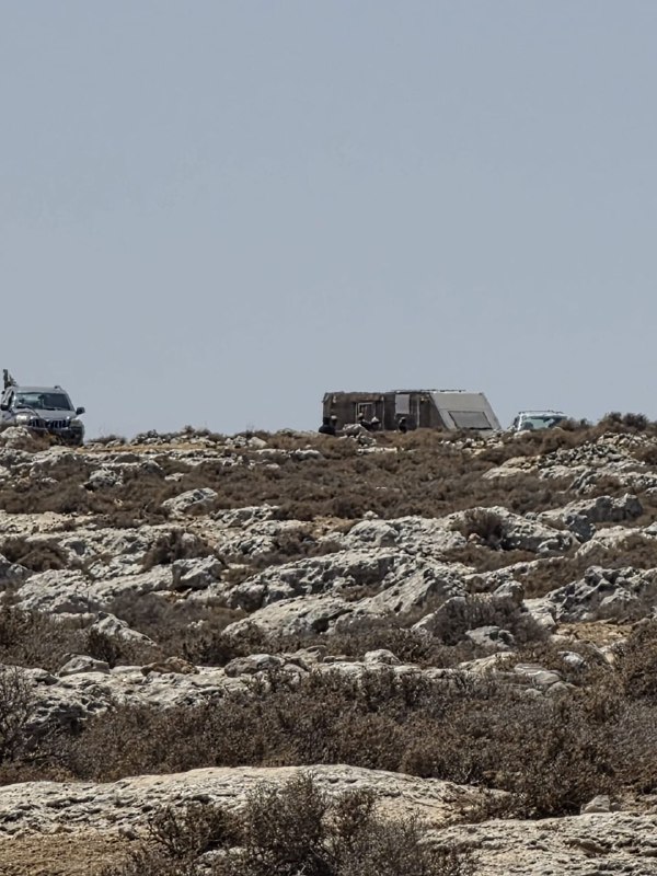 מתנחלים מתחילים בבניית מאחז חדש להתנחלות בסביבת "קהילת ג'בע מעזי" מצפון לירושלים הכבושה.