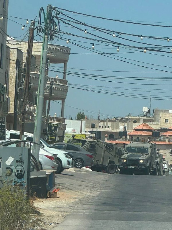 כוחות הכיבוש מסתערים על הכפר דיר ג'ריר, צפונית מזרחית לרמאללה.