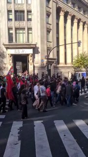 הפגנות מסיביות פרצו בבילבאו כאשר סטודנטים אנטי-פשיסטים באסקים התנגדו לביקור מתוכנן של דמות הימין הקיצוני וי…