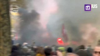 בקלן, המשטרה כבר פרסה תותחי מים כדי לפזר את ההמון. בינתיים, בהמבורג, מפגינים מציתים שריפות ברחובות, ועשן סמ…
