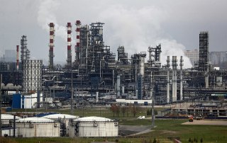 Bloomberg: в мае Украина нанесла рекордное количество ударов по нефтяным объектам в России. Переработка топлива в стране упала до минимума за 16 летВ мае ВСУ нанесли рекордное количество ударов по нефтяным объектам в России с начала полномасштабной войны. 