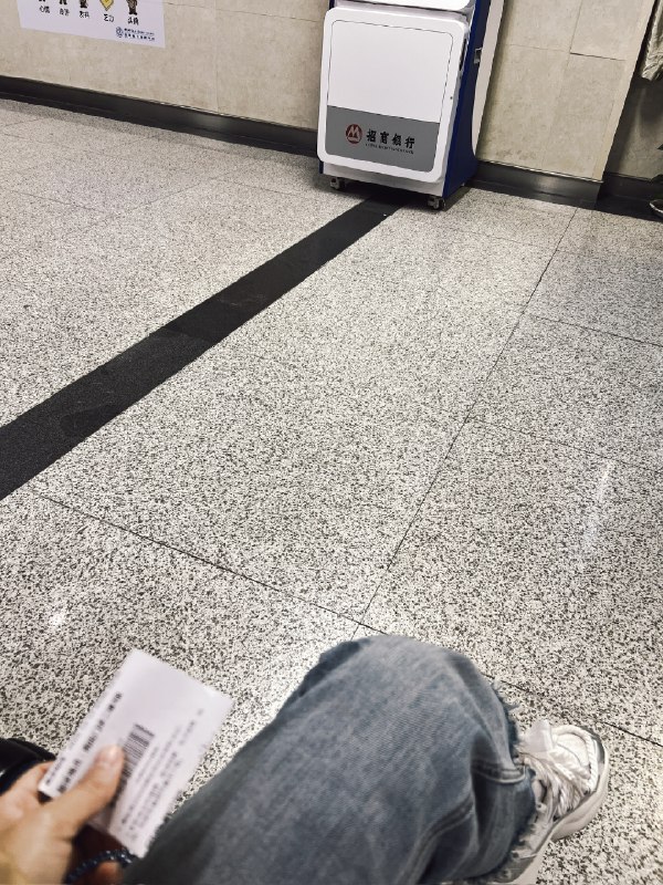 从高中毕业起就在跑医院带父母看病了。父母年纪大，他们那一代身体不好一方面是穷怕了舍不得舍不得喝，本身免疫力差，另一方面是干农活干狠了，身体压垮了。而对我的影响还是挺深远的。因为让一个人成长，异于常人的成熟理智，一定是来自于原生家庭的。贫穷➕疾病，buff叠满。此刻，我母亲一个人坐在医院门诊蓝色靠背椅上，我甚至不想挨着她，而是远远的坐在另外一侧。因为我一靠近就像是触碰了她的某个开关，她便开始喋喋不休的抱怨，谩骂，愤慨，激动…但是当我扭头看向她时，她侧着身子一个人孤零零的坐在那里，左侧半边脸长了很多老年斑……让