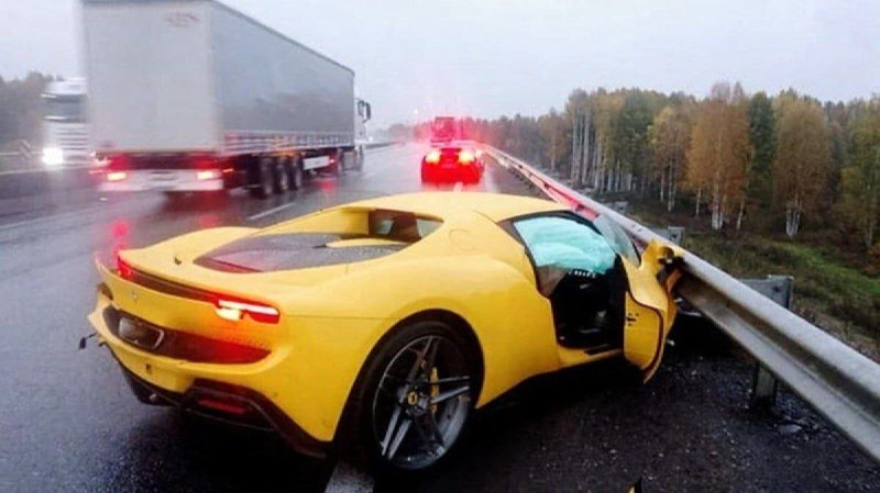 В России разбили свежую Ferrari 296 — тачка влетела в отбойник на платной дороге Казань — Екатеринбу