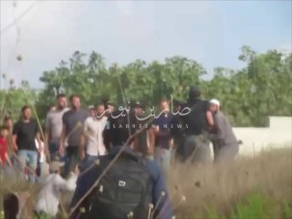 תיעוד הרגע שבו נשקה נשקו של אחד המתנחלים הציונים על ידי הנרצח הפלסטיני שהרג אותם בנשקם בעיירה טל.