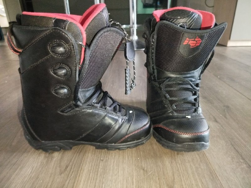 Продам ботинки от сноуборда. 39 размер. Цена 170 лари + очки в подарок