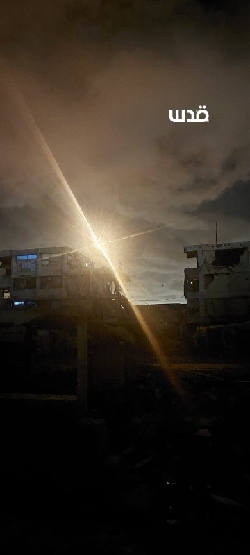 Urgent: The occupation army fires light bombs east of the Jabaliya refugee camp, north of the Gaza Strip.