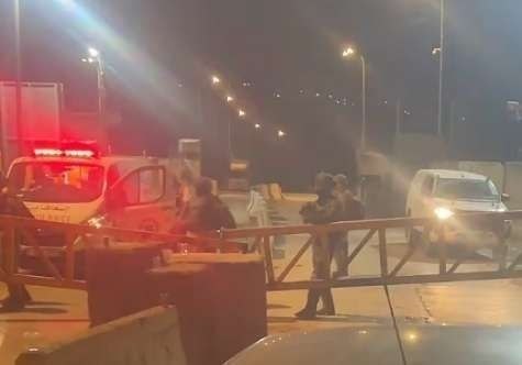 דחוף: כוחות הכיבוש עוצרים אמבולנס השייך למרכז האמבולנסים בטא כשהוא עובר במחסום עוורתא מדרום לשכם.