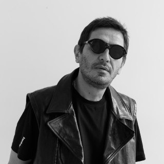 Суд в Сыктывкаре оштрафовал на 10К рэпера Гио Пику (Георгия Джиоева) за оскорбление полиции — поводом стала одна из песен, опубликованная в ВК, сообщает прокуратура Коми.«Установлено, что мужчина, сочиняющий песни на криминальную тематику и исполняющий их 