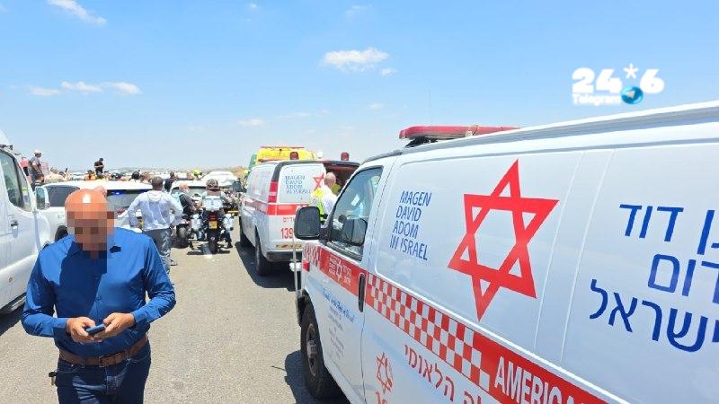 🇮🇱 4 אנשים נפגעו בתאונת דרכים בין מספר כלי רכב בכביש 6. צוות מד"א שהגיע לזירה העניק טיפול רפואי לפעוטה כב…