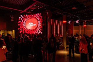 Большая конференция "День Поиска" прошла у Яндекса. Компания представила пару крупных обновлений.В Поиске появился диалоговый режим общения с Алисой AI и обновились быстрые ответы. Пользователи получили возможность переключаться между поисковыми ответами и