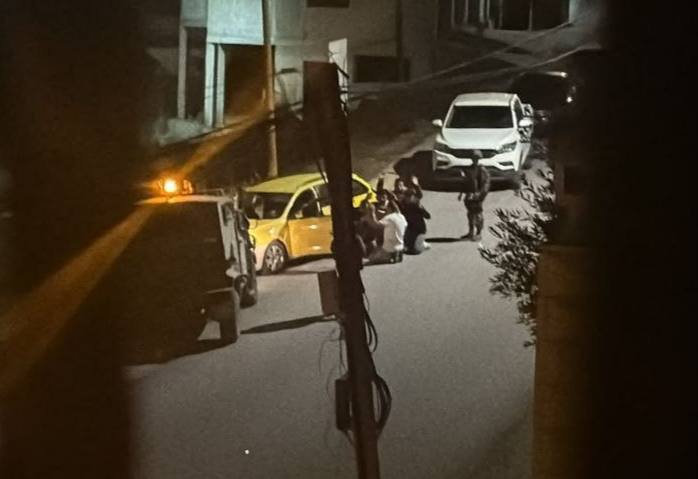 חיילי ישראל עוצרים מספר אזרחים ומענים אותם בין העיירות מאדאמה ובורין, מדרום לשכם.