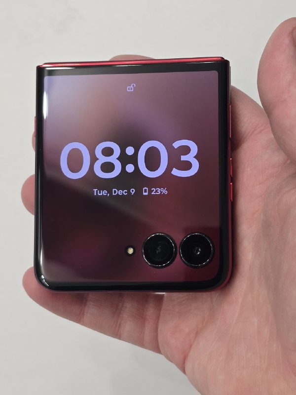 Motorola Razr Ultra 2025, 16 ОЗУ, 512 ГБ, состояние нового. Цена 1500 лари.